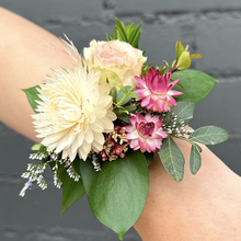 Load image into Gallery viewer, . corsage .
