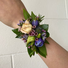 Load image into Gallery viewer, . Corsage &amp; Boot Package .
