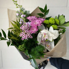 Load image into Gallery viewer, . Hand-Tied Bouquet . Soft &amp; Subtle .
