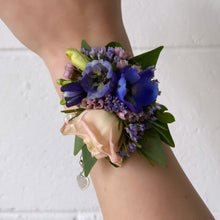 Load image into Gallery viewer, . Corsage &amp; Boot Package .
