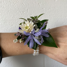 Load image into Gallery viewer, . corsage .
